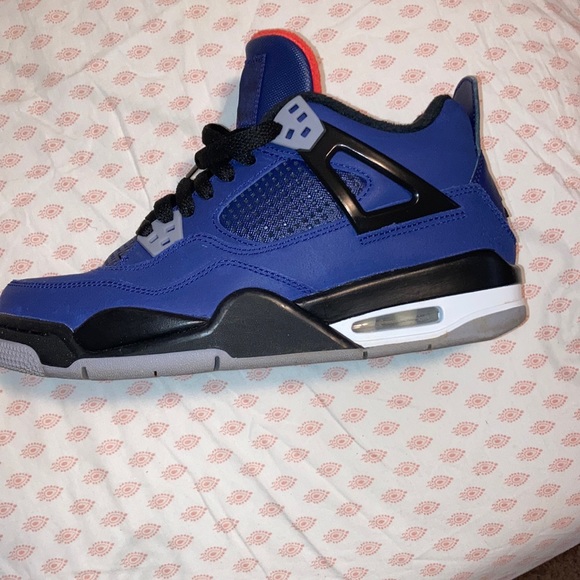 Great condition size 7y boys Jordan 4